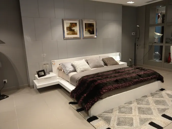 Lit contemporain à tête de lit blanche et plaid texturé