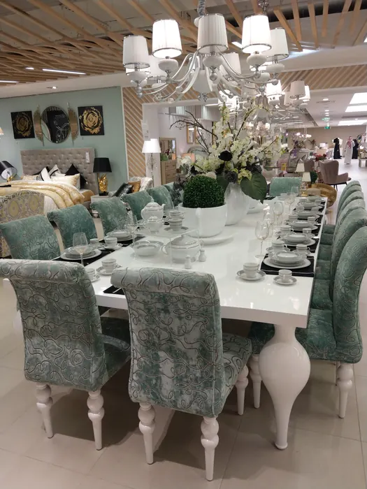 Grande table blanche aux pieds tournés, chaises bleu-vert