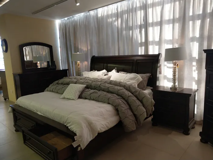 Chambre classique en bois foncé, tiroirs sous le lit