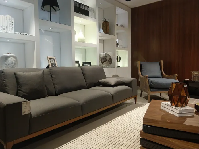 Canapé gris à piètement bois et fauteuil bleu