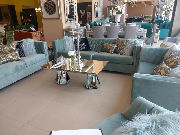 Salon turquoise capitonné et table basse miroir