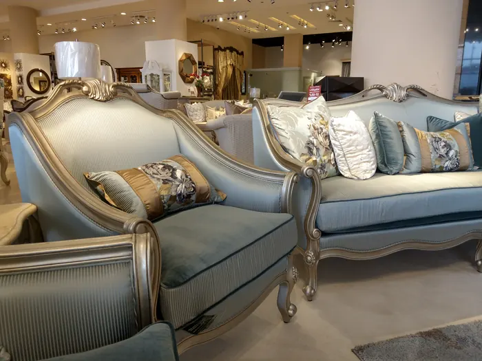 Salon de style bleu-gris aux bois argentés
